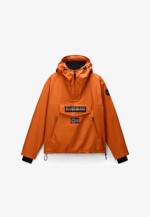 Oranje waterdichte jas met capuchon, voorzak, zwarte accenten en logo. Voorzien van elastische manchetten en een detail van de Noorse vlag.