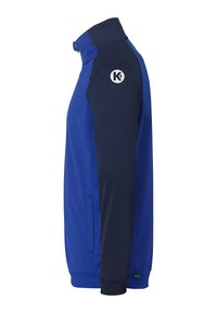 Blå atletisk jakke med en marineblå krave og ærmer, featuring en sidelomme med lynlås og et logo på venstre skulder. Glat stofstruktur.