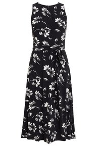 Černé bezramínkové midi šaty s bílým květinovým potiskem a látkovým páskem uvázaným v pase.