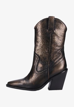 Metalen textuur leren cowboylaars tot halverwege de kuit met spitse neus en schuine blokhak, voorzien van decoratieve stiksels en een aantrekhaak aan de bovenkant.