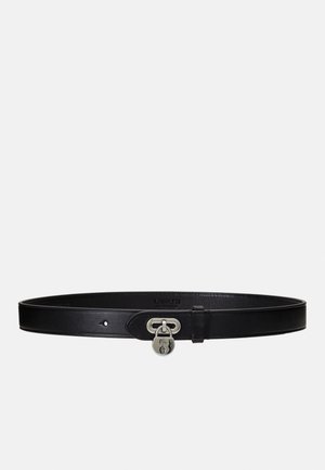 Ceinture en cuir noir avec un petit pendentif cadenas argenté et un trou visible sur un fond clair uni.