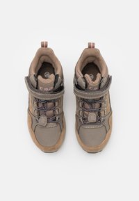 Braune Wanderschuhe mit robustem Design, strukturiertem Obermaterial, verstärkter Zehenpartie und verstellbarem Klettverschluss. Die Schnürsenkel zeigen ein mehrfarbiges Muster.