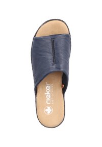 Sandale à talon slide en cuir bleu marine avec une semelle intérieure beige douce, présentant un design cousu sur le dessus et un logo sur la semelle.
