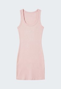 Robe rose pâle côtelée sans manches avec encolure dégagée et petit logo brodé sur la poitrine, présentée sur un fond clair.