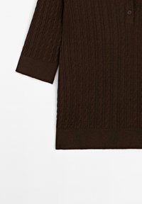 Pull tricoté marron foncé avec motif torsadé, manches longues avec poignets côtelés et col boutonné visible sur fond blanc.