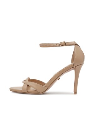 Bež kõrge kontsaga sandaalid õhukese pahkluu rihmaga, avatud varvastega ja ette üksteisega risti minevate rihmadega, näidatud külgprofile.