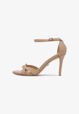 Bež kõrge kontsaga sandaalid õhukese pahkluu rihmaga, avatud varvastega ja ette üksteisega risti minevate rihmadega, näidatud külgprofile.