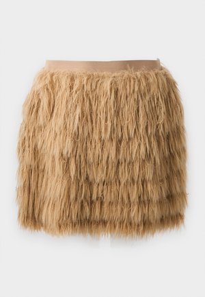 Jupe en fausse fourrure tan avec une texture pelucheuse. Présente une ceinture lisse et large ainsi qu'un design à couches pour plus de volume.