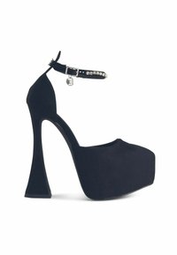 Scarpa con tacco alto e platform nera, con texture in suede, punta larga, tacco scolpito e cinturino alla caviglia decorato con strass.