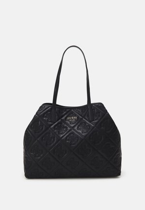 Sac cabas en cuir matelassé noir Guess avec motif de logo embossé et deux bretelles sur un fond uni.