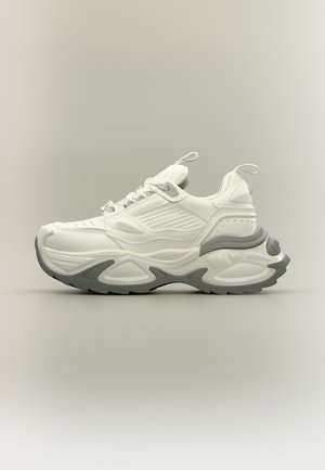 Λευκό και γκρι chunky sneaker με υφή στη σόλα, ταινίες έλξης στη γλώσσα και τη φτέρνα και λεπτομερές σχέδιο πάνελ στο επάνω μέρος.