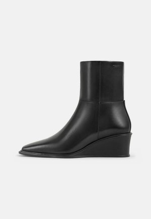 Vagabond, AINO - Enkellaarsjes met sleehak - black