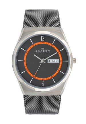 Reloj de pulsera Skagen con esfera negra, correa de malla plateada, anillo de minutos naranja, marcadores de hora plateados y pantalla de día y fecha que muestra jueves 4.