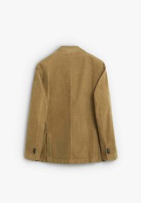 Blazer de pana color caqui con un corte entallado, cuello con muesca y detalles de ventilación lateral. Presenta tres botones en cada puño.