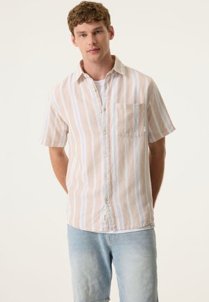 Kurzärmeliges Hemd zum Knöpfen in hellem Beige mit pastellfarbenen vertikalen Streifen. Mit einer Brusttasche und spitzem Kragen. Die Stoffe wirken strukturiert.