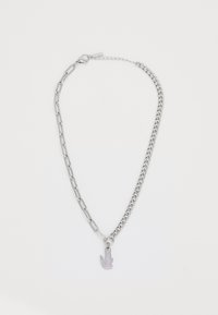 Collier en chaîne en argent avec des maillons alternés et un pendentif texturé de couleur violette en forme de main.