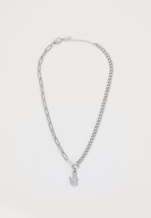 Sølv kæde med vekslende led og en struktureret, lilla vedhæng i form af en hånd.