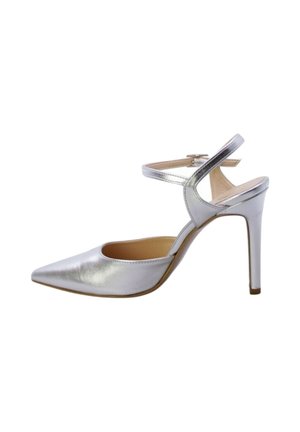 Pumps argento con tacco alto, punta affusolata, superficie metallica lucida, cinturino alla caviglia e tacco a stiletto, dotate di una suola imbottita.