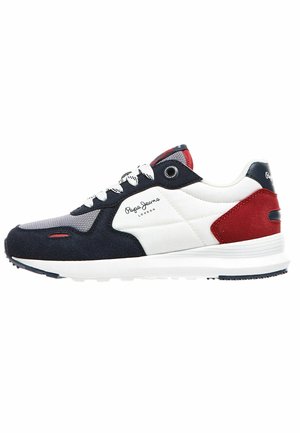 Casual sneaker med hvide, navyblå, grå og røde paneler, hvide snørebånd og "Pepe Jeans London"-logo på siden.
