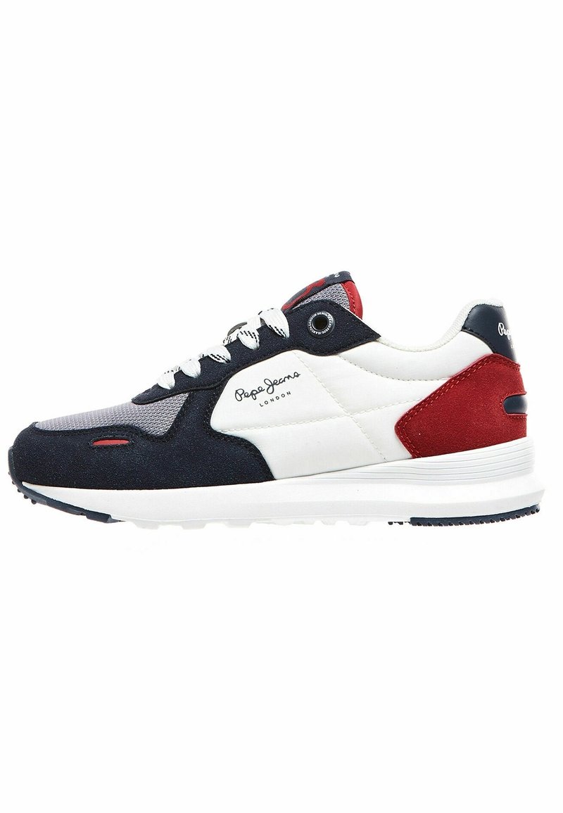Baskets décontractées avec des panneaux blancs, bleu marine, gris et rouges, des lacets blancs et le logo "Pepe Jeans London" sur le côté.