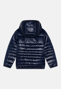 Námořnická péřová bunda s kapucí, lesklý materiál, horizontální prošívaný vzor a měkká textura. Má elastické manžety a lem.