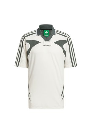 Weißes Kurzarm-Poloshirt mit dunkelgrauen Akzenten, einem V-Ausschnitt und drei Streifen entlang der Schultern. Markenlogo auf der Vorderseite.