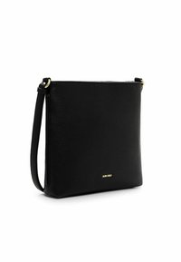 Borsa a tracolla in pelle nera con finitura testurizzata, caratterizzata da una forma rettangolare slim e un accento del logo dorato sul davanti.