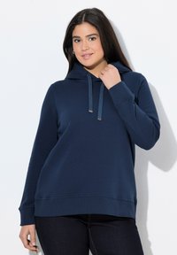 Sudadera con capucha de color azul marino con puños y dobladillo de canalé. Presenta cordones y un ajuste relajado. Textura suave, adecuada para el uso casual.