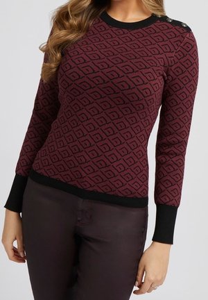 Burgunderfarbener Pullover mit einem Rautenmuster, gerippten Bündchen und Saum, schwarzem Ausschnitt und dekorativen Knöpfen an der Schulter. Aus Strickstoff gefertigt.