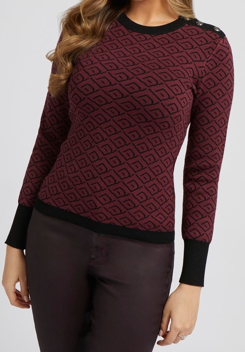 Burgunderfarbener Pullover mit einem Rautenmuster, gerippten Bündchen und Saum, schwarzem Ausschnitt und dekorativen Knöpfen an der Schulter. Aus Strickstoff gefertigt.