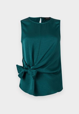 Μπλούζα χωρίς μανίκια από σατέν σε τυρκουάζ απόχρωση με στρογγυλή λαιμόκοψη και λεπτομέρεια φιόγκου στο πλάι, με μικρή πίσω σχισμή σε σχήμα κλειδιού κλειστή με κουμπί.