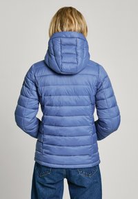 Blauwe gewatteerde jas met capuchon, voorzien van horizontaal gestikte panelen en een soepele textuur. Het ontwerp is casual en aansluitend bij de taille.