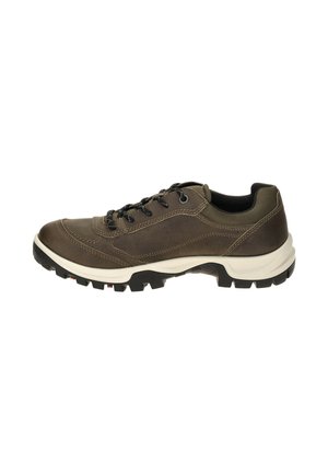 Bruine wandelschoen met veters, een gestructureerde leren bovenkant, een gewatteerde kraag en een robuuste, zwarte rubberen loopzool voor grip.