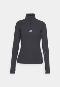 Dunkelgraues Sportoberteil mit langen Ärmeln, halbem Reißverschluss und weißem Logo auf Brust und Ärmel, hergestellt aus weichem, flexiblem Stoff.