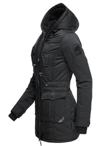 Parka nera isolata con cappuccio, dotata di bottoni, più tasche e tessuto testurizzato. Progettata con una vita aderente e polsini a costine.