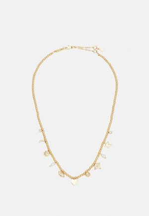 Złoty łańcuszek z zawieszkami, w tym serce, gwiazda, półksiężyc, słońce, oko, perły i małe okrągłe kryształy na białym tle.