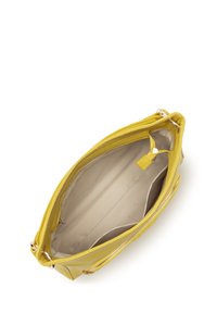 Borsa a tracolla gialla in pelle con interno in tessuto beige, con zip superiore aperta e tasche interne visibili dall'alto.