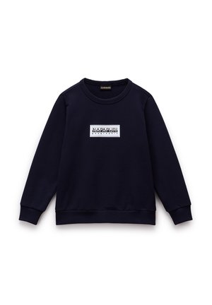 Mørkeblå sweatshirt med lange ærmer og rund hals, med ribstrikkede ærmeafslutninger og kant, med en hvid rektangulær logo-patch med teksten "NAPAPIJRI geographic" på brystet.