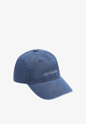 Casquette de baseball en jean bleu avec le texte brodé « GRACE & MILA » sur le panneau avant, comportant des œillets de ventilation cousus.
