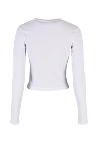 Hvit langermet cropped topp laget av ribbet stoff med rund hals og tettsittende design, med sømløs søm ved ermene.