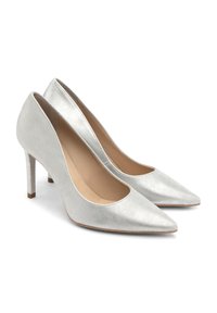 Srebrne szpilki z wyostrzonym noskiem, gładką metaliczną powierzchnią i smukłym obcasem. Posiadają wycięcie wzdłuż łuku, co nadaje elegancki wygląd.