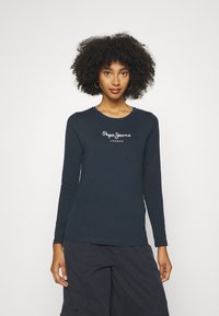Jūros mėlynos spalvos ilgomis rankovėmis marškinėliai su apvalia iškirpte, ant krūtinės esančiu baltu "Pepe Jeans London" logotipu. Pagaminti iš švelnaus ir lygios medžiagos.