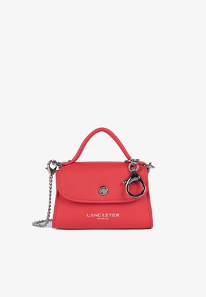 Petit sac à main Lancaster Paris rouge à poignée supérieure, rabat frontal, bandoulière en chaîne argentée et porte-clés argenté attaché.
