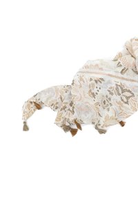 Sciarpa trasparente ricamata in bianco con motivi floreali in tonalità beige e oro. Finitura con frange decorative ai lati.