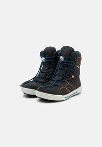 Scarpe alta nere e grigie con tessuto testurizzato, dettagli arancioni e lacci blu. Presentano una suola in gomma robusta e un collare imbottito.