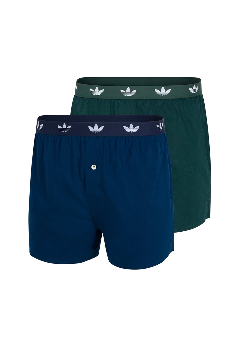 Zwei Baumwollshorts: eine in Marineblau und eine in Dunkelgrün. Beide haben elastische Bundabschlüsse mit weißen Logoakzenten und eine vordere Knopfleiste.