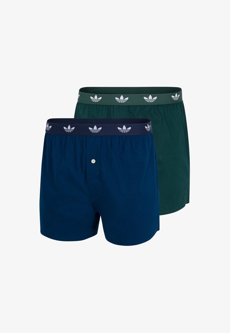 Zwei Baumwollshorts: eine in Marineblau und eine in Dunkelgrün. Beide haben elastische Bundabschlüsse mit weißen Logoakzenten und eine vordere Knopfleiste.