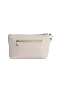 Bolso de piel beige con una textura suave, cierre superior con cremallera y un bolsillo delantero con cremallera y herrajes plateados.