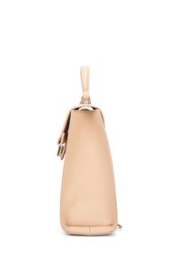 Borse in pelle beige con una forma strutturata e angolare. Presenta un manico superiore e una texture sottile. Elementi in metallo aggiungono un tocco di dettaglio.