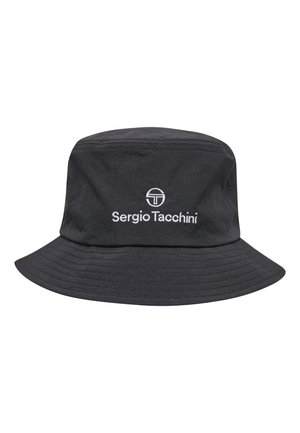 Černý klobouk typu bucket s prošitým okrajem a bílým logem "Sergio Tacchini" a emblémem umístěným uprostřed vepředu.